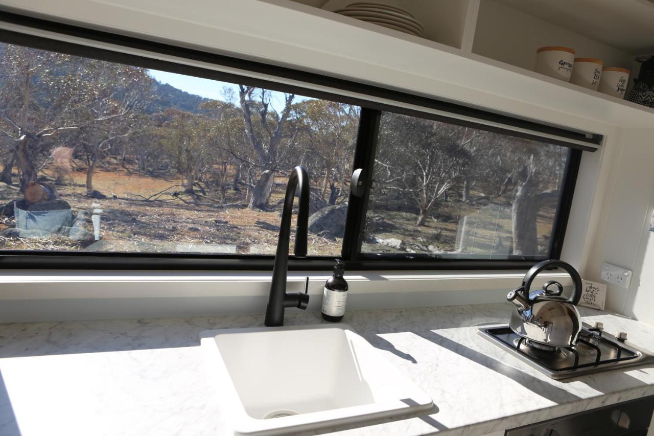 Big Yard Escapes - Two Off-Grid Tiny Houses On The Mowamba River ジンダバイン エクステリア 写真