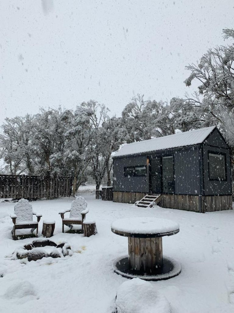 Big Yard Escapes - Two Off-Grid Tiny Houses On The Mowamba River ジンダバイン エクステリア 写真