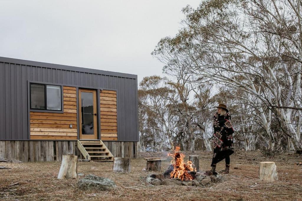 Big Yard Escapes - Two Off-Grid Tiny Houses On The Mowamba River ジンダバイン エクステリア 写真