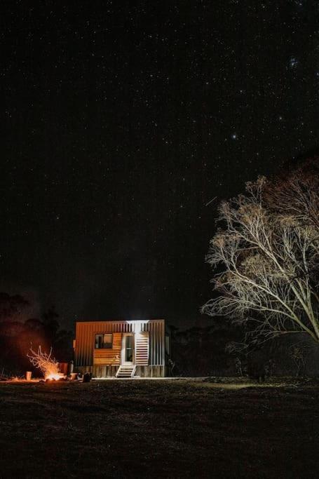 Big Yard Escapes - Two Off-Grid Tiny Houses On The Mowamba River ジンダバイン エクステリア 写真