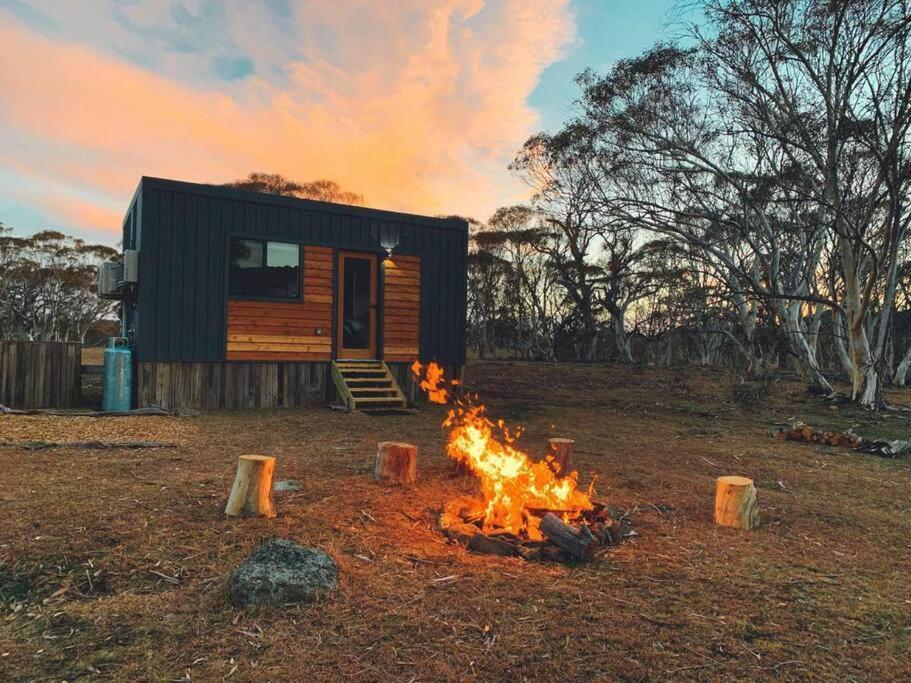 Big Yard Escapes - Two Off-Grid Tiny Houses On The Mowamba River ジンダバイン エクステリア 写真