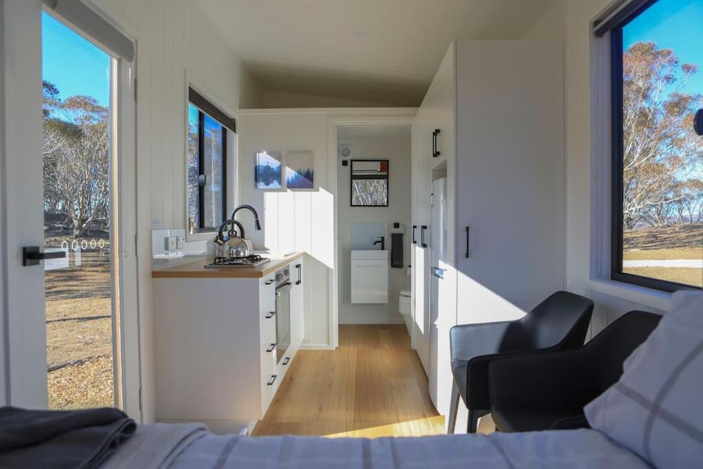 Big Yard Escapes - Two Off-Grid Tiny Houses On The Mowamba River ジンダバイン エクステリア 写真