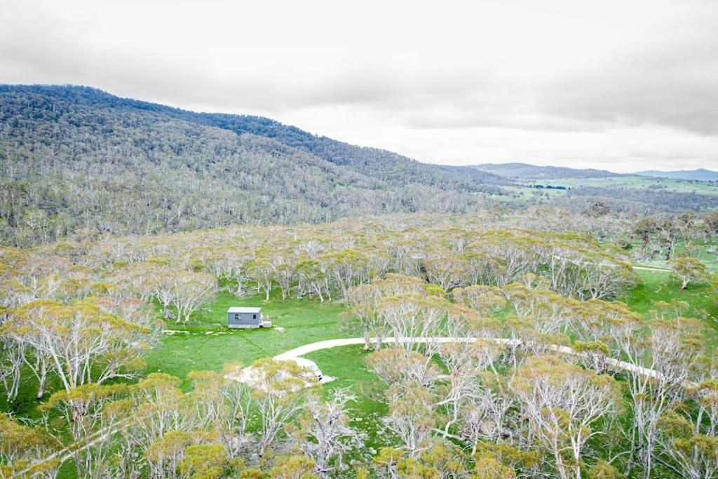 Big Yard Escapes - Two Off-Grid Tiny Houses On The Mowamba River ジンダバイン エクステリア 写真