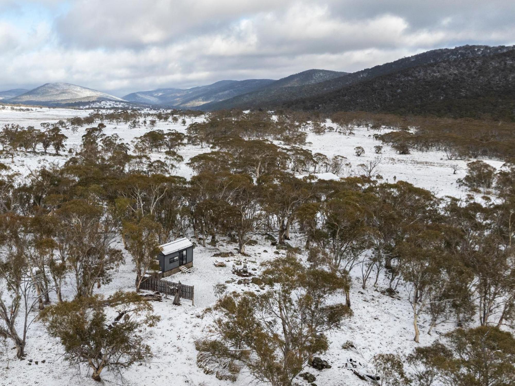 Big Yard Escapes - Two Off-Grid Tiny Houses On The Mowamba River ジンダバイン エクステリア 写真