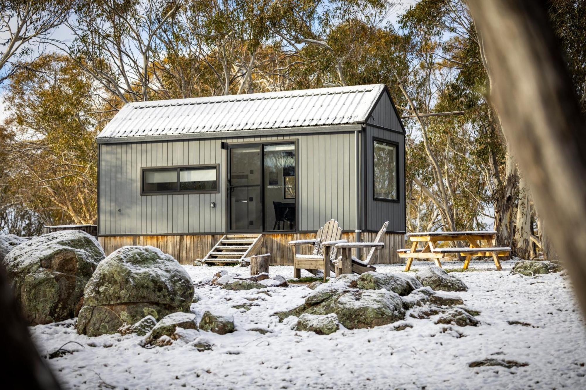 Big Yard Escapes - Two Off-Grid Tiny Houses On The Mowamba River ジンダバイン エクステリア 写真