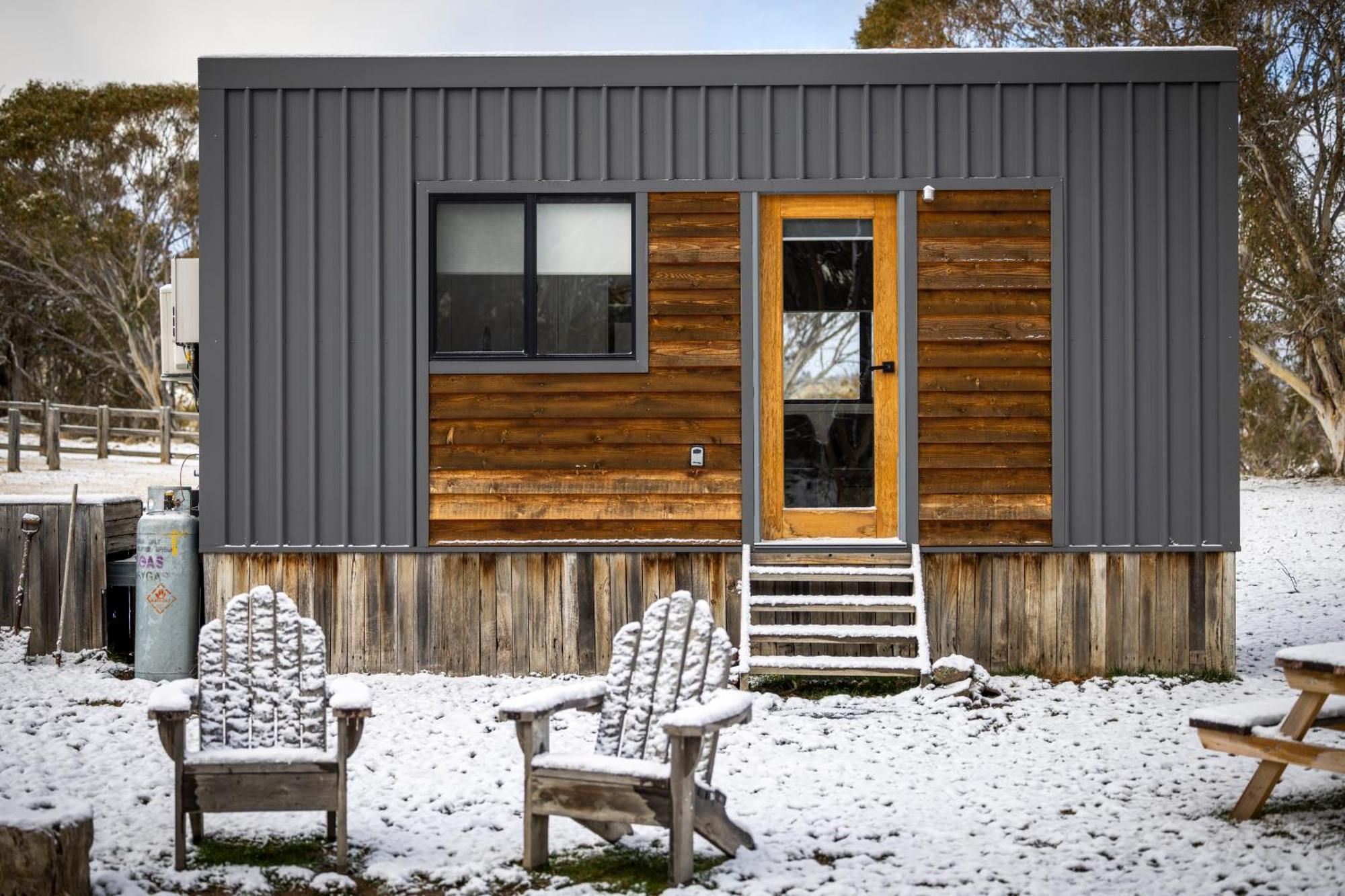Big Yard Escapes - Two Off-Grid Tiny Houses On The Mowamba River ジンダバイン エクステリア 写真