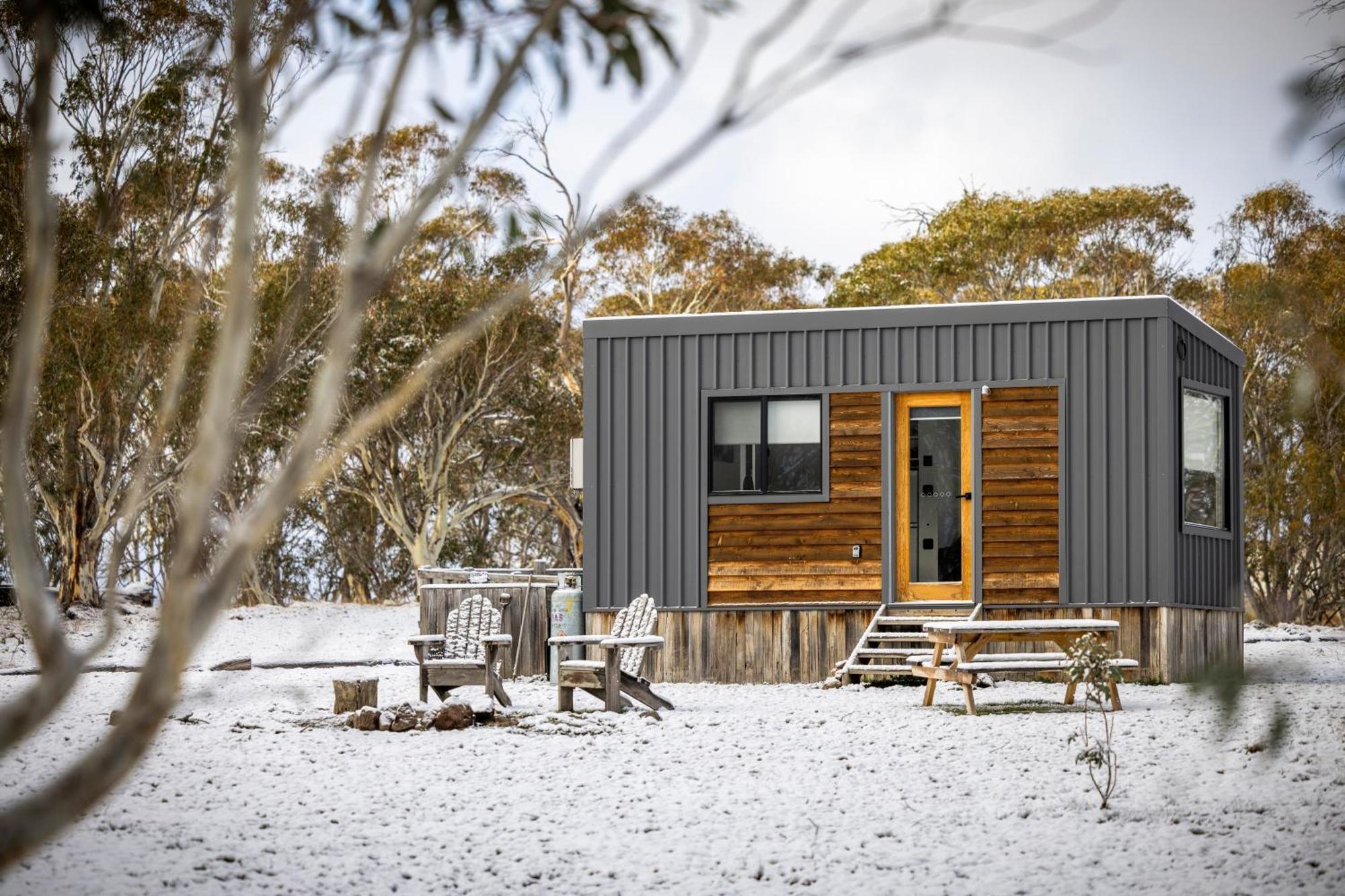 Big Yard Escapes - Two Off-Grid Tiny Houses On The Mowamba River ジンダバイン エクステリア 写真