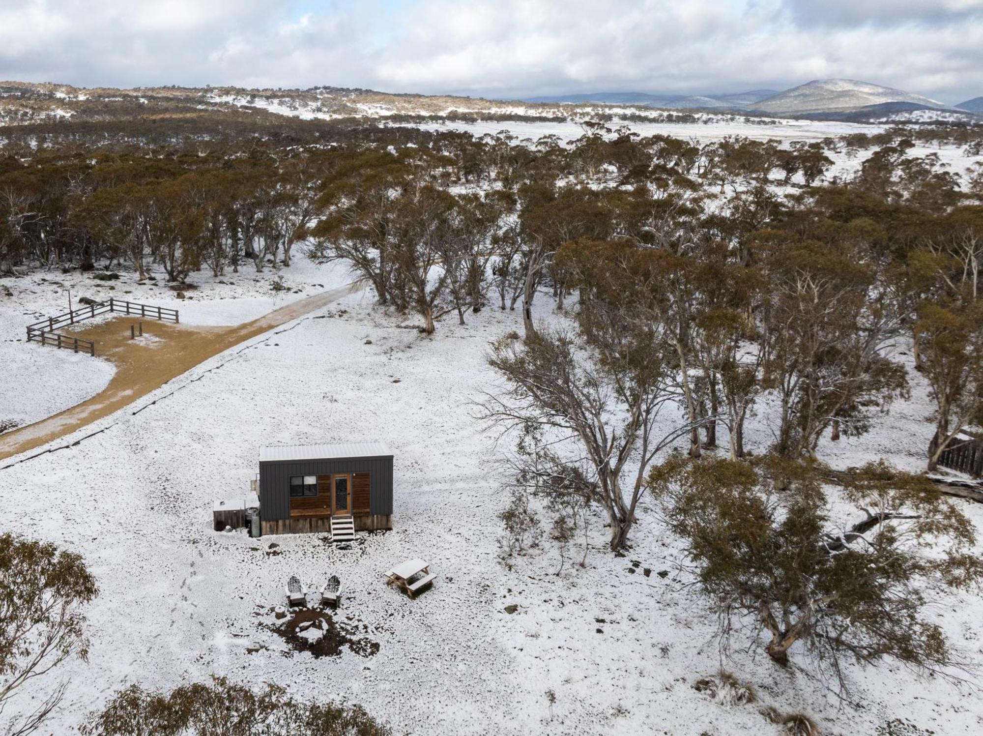 Big Yard Escapes - Two Off-Grid Tiny Houses On The Mowamba River ジンダバイン エクステリア 写真