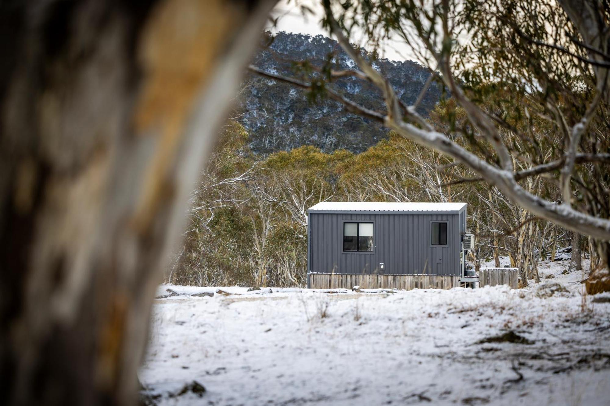 Big Yard Escapes - Two Off-Grid Tiny Houses On The Mowamba River ジンダバイン エクステリア 写真